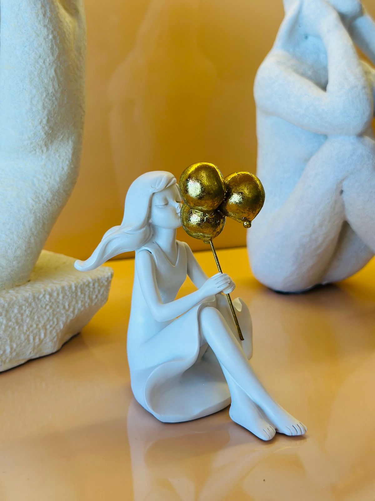 ESCULTURA MENINA BALÃO DOURADO