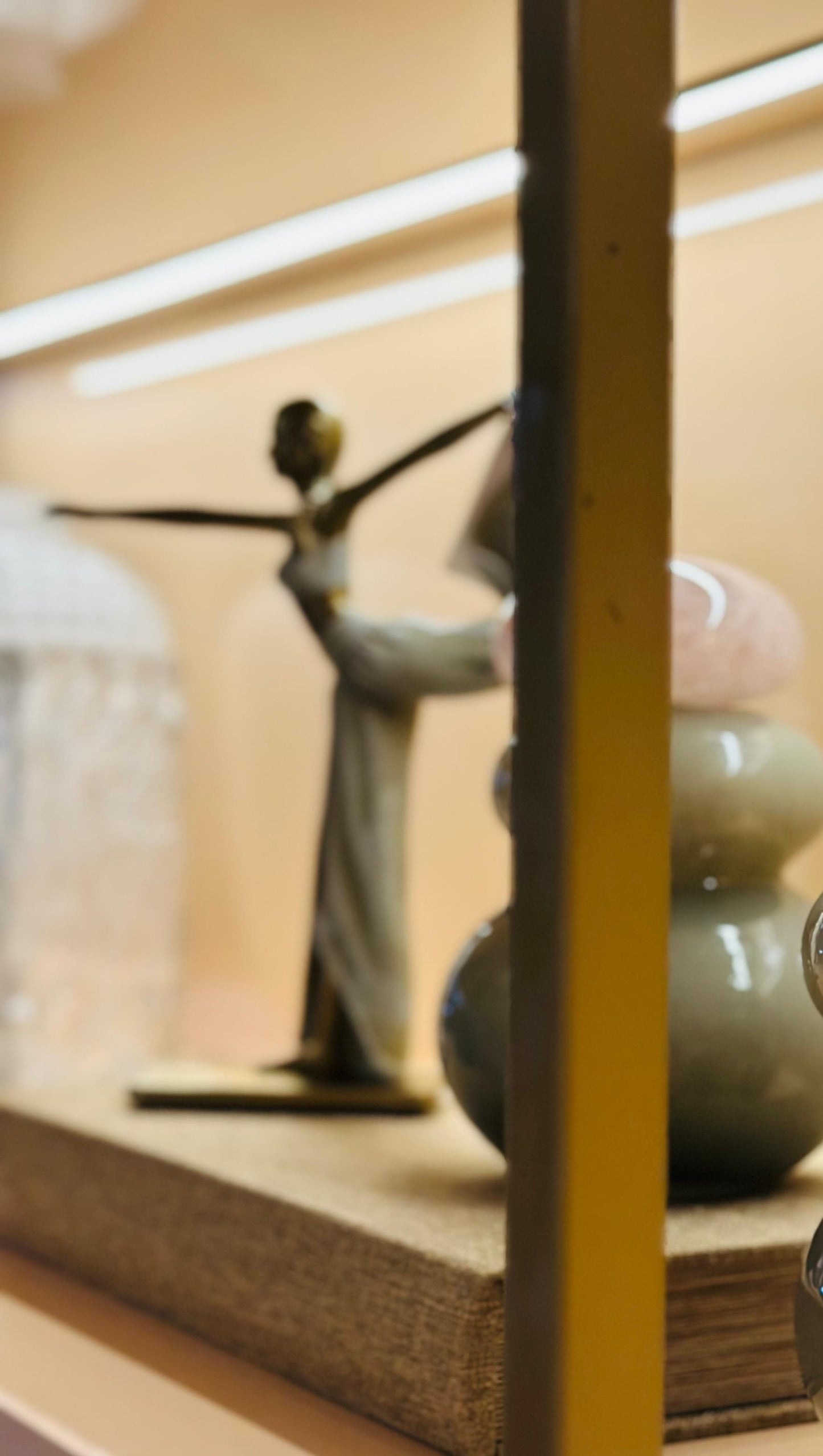 ESCULTURA MULHER YOGA SEGURANDO PÉS