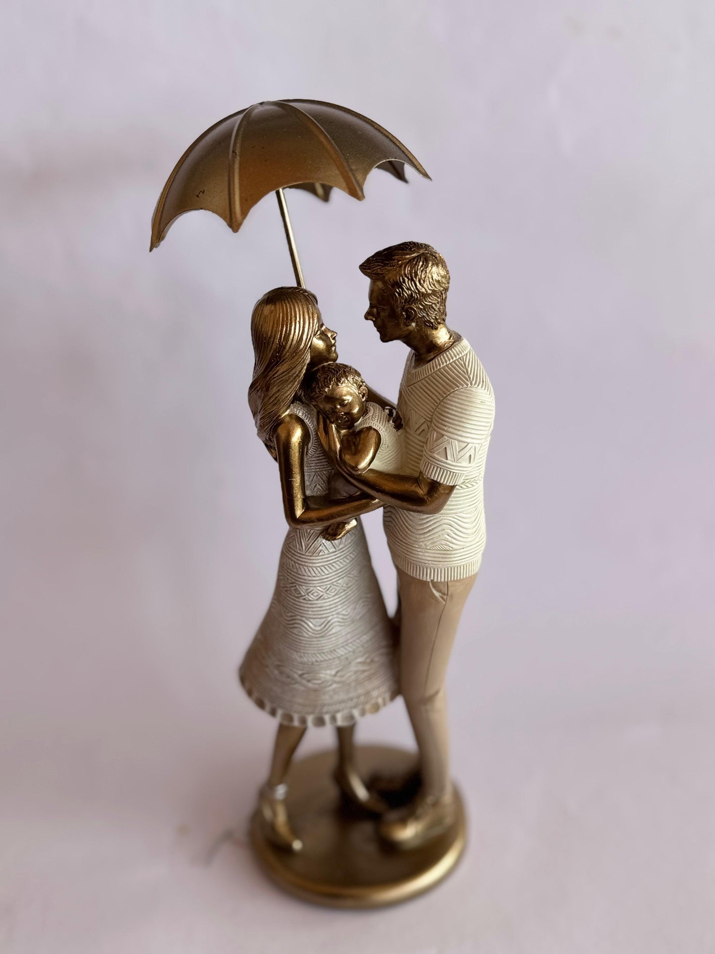 ESCULTURA CASAL COM BEBÊ