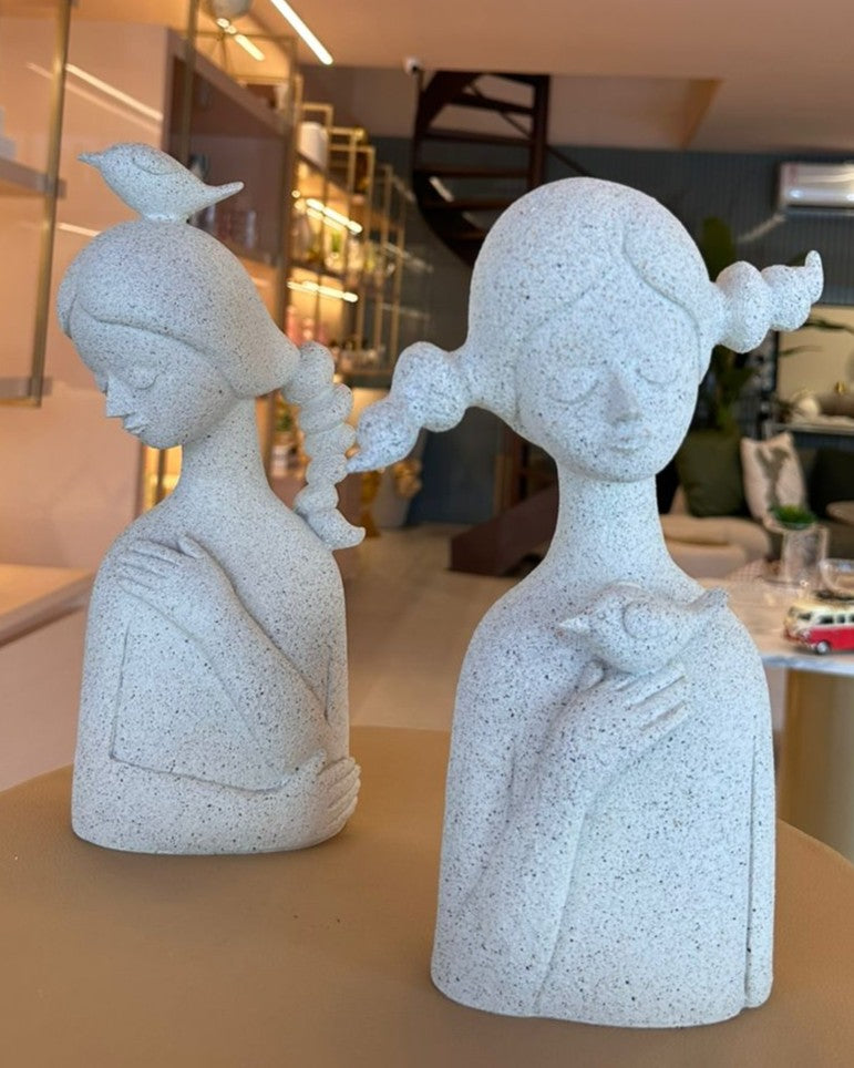 ESCULTURA MENINA PÁSSARO MÃO