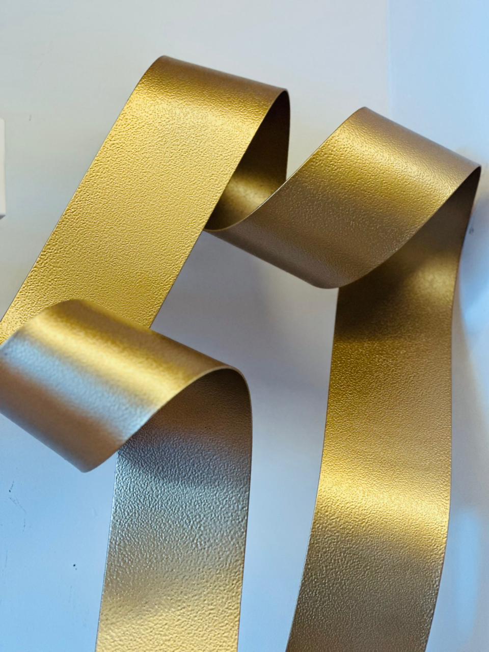 ESCULTURA EM METAL DOURADA