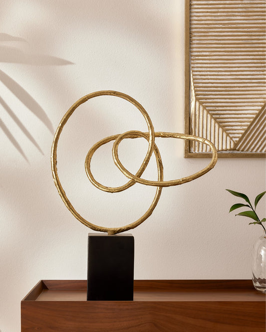 ESCULTURA DECORATIVA ABSTRATA EM METAL DOURADO - BASE PRETA