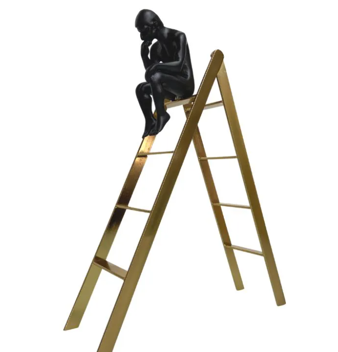 ESCULTURA HOMEM NA ESCADA