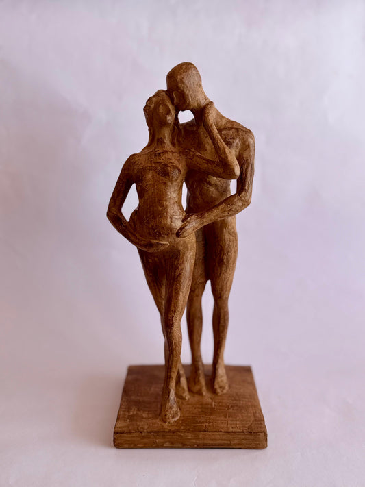 ESCULTURA "AMOR E ESPERA" - CASAL COM GESTANTE