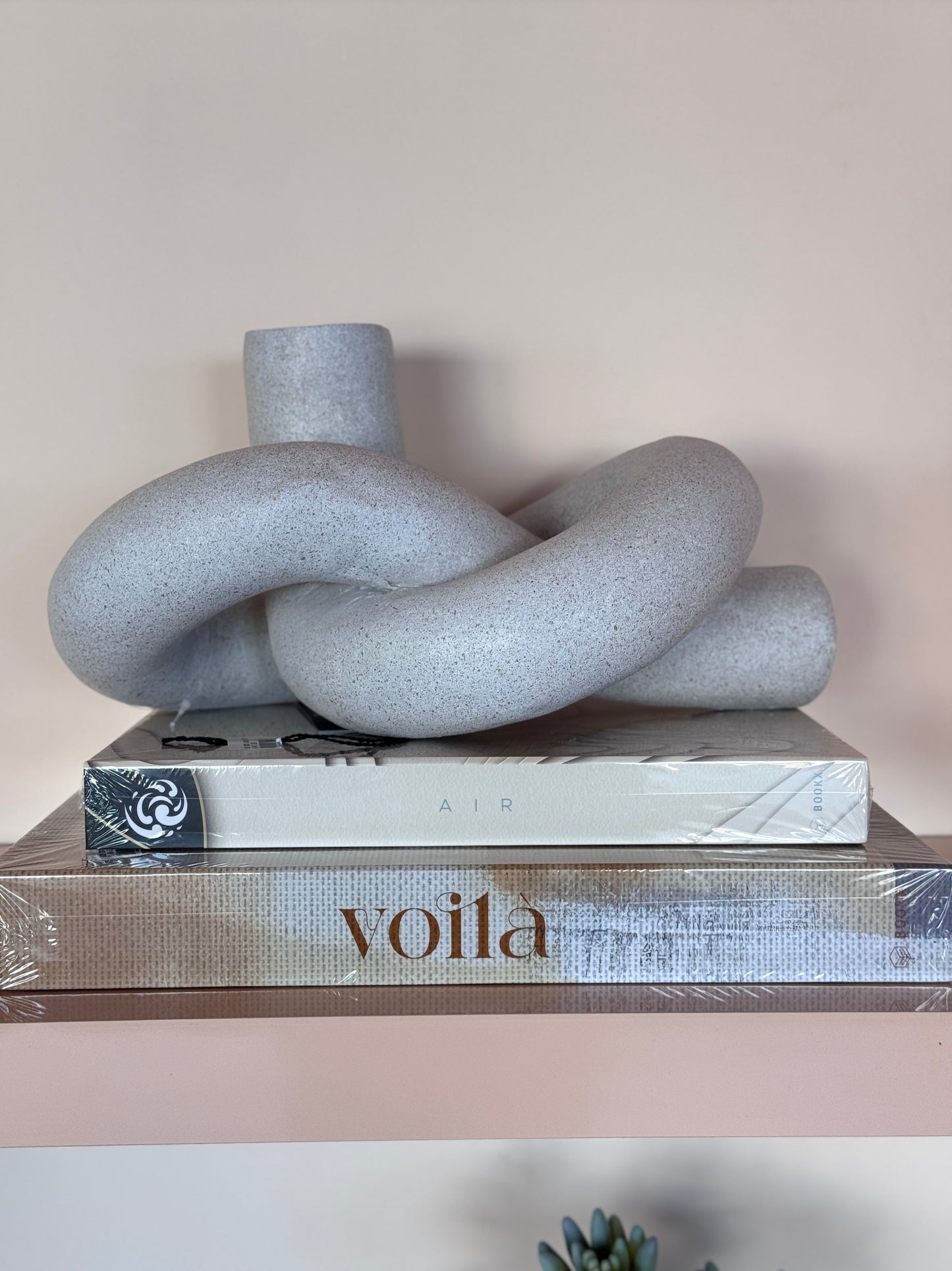 ESCULTURA EM RESINA CINZA