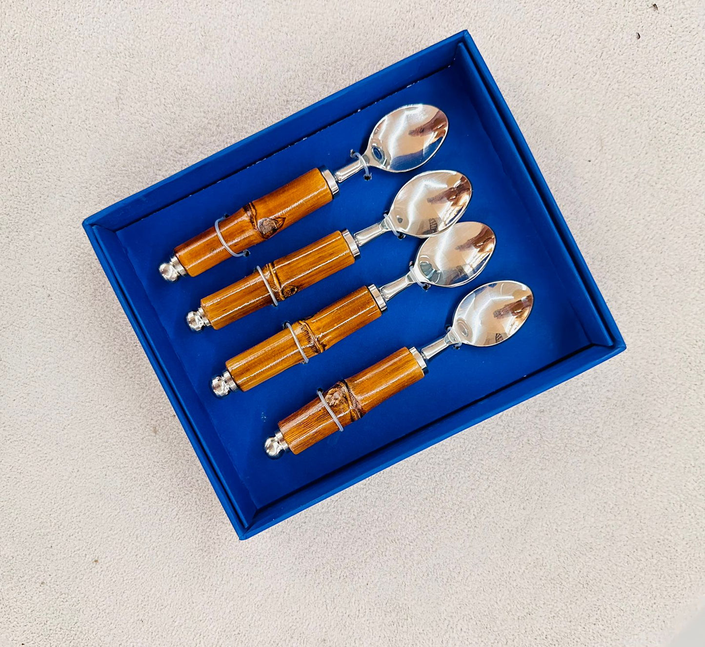 CONJUNTO 4 COLHERES DE CAFÉ DE AÇO INOX COM CABO DE BAMBU