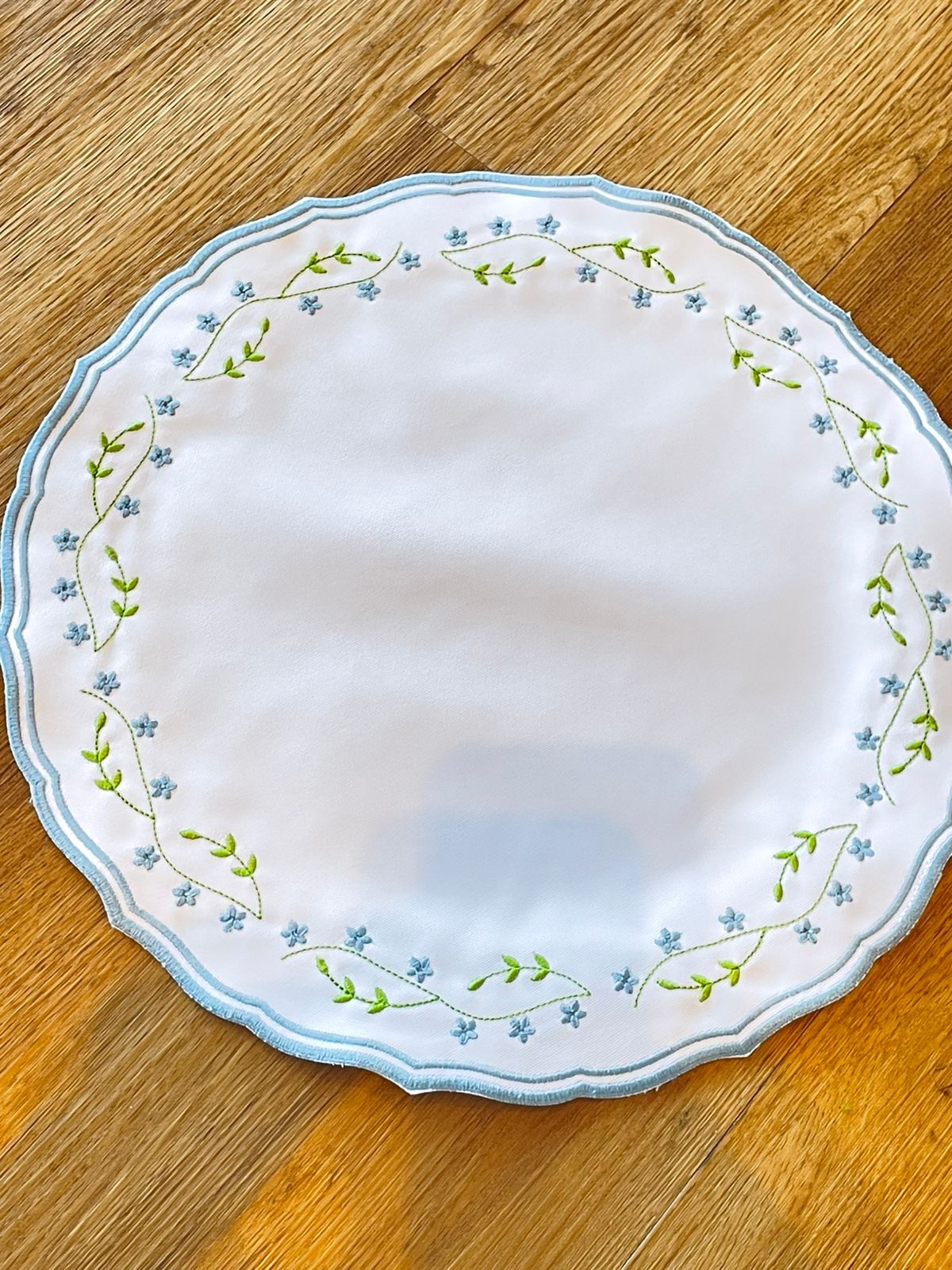LUGAR AMERICANO FLORIR BRANCO COM BORDA AZUL
