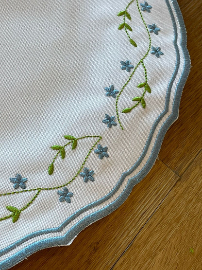 LUGAR AMERICANO FLORIR BRANCO COM BORDA AZUL