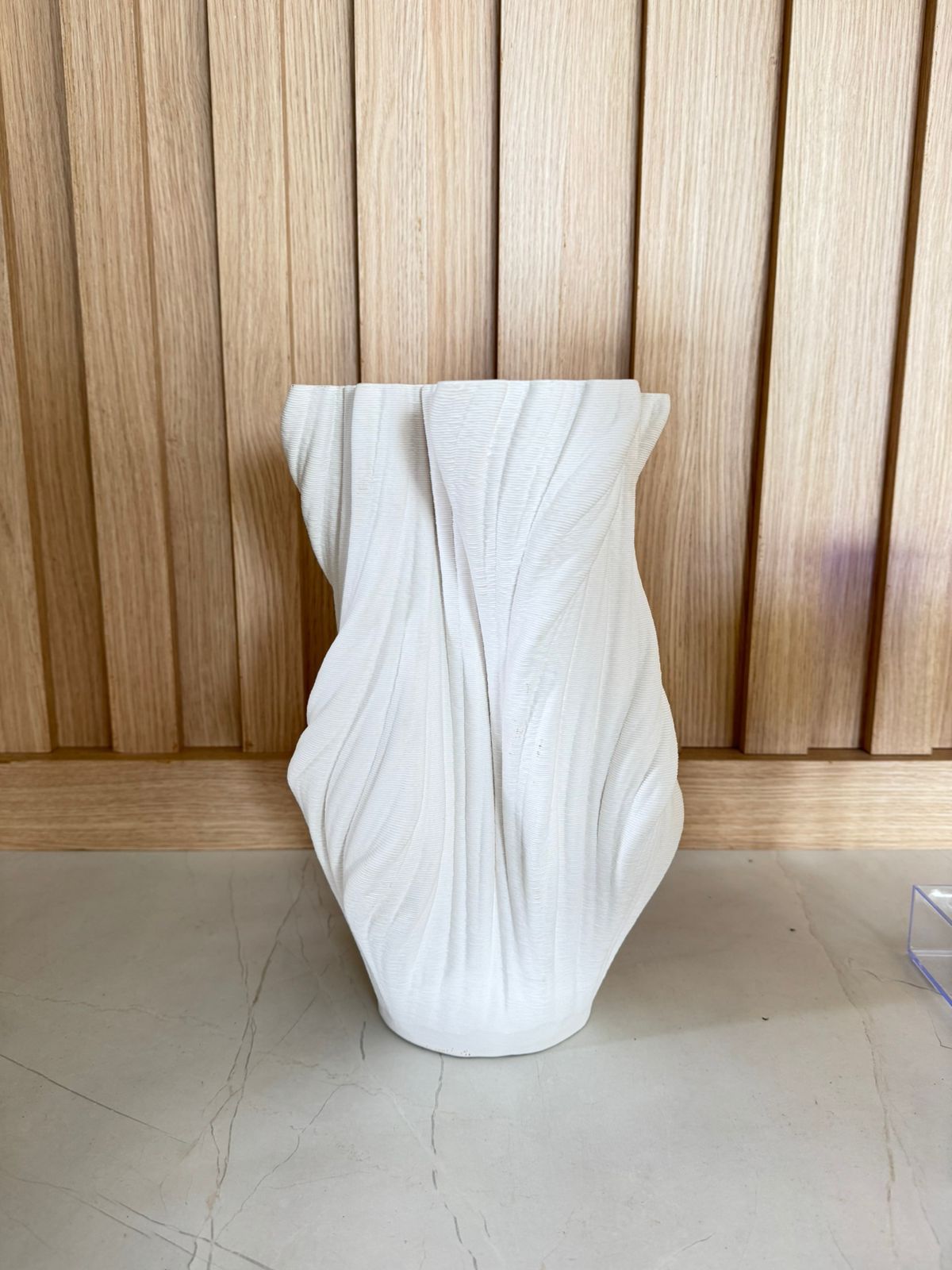 VASO EM PORCELANA BRANCA