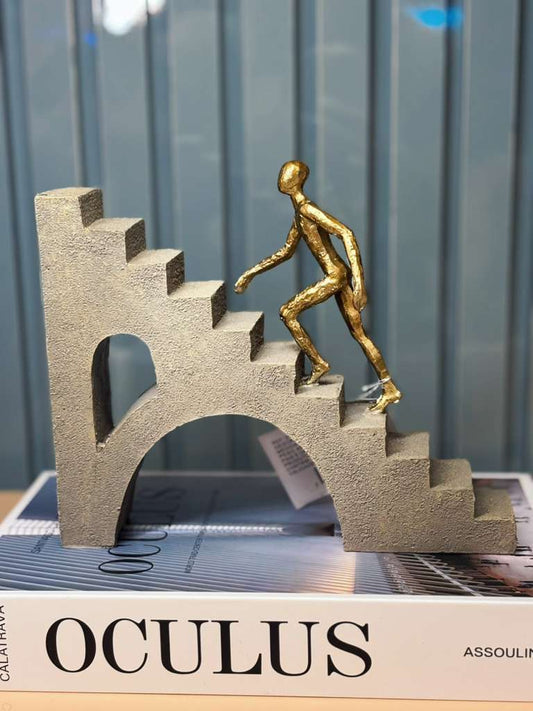 ESCULTURA EM RESINA HOMEM SUBRINDO