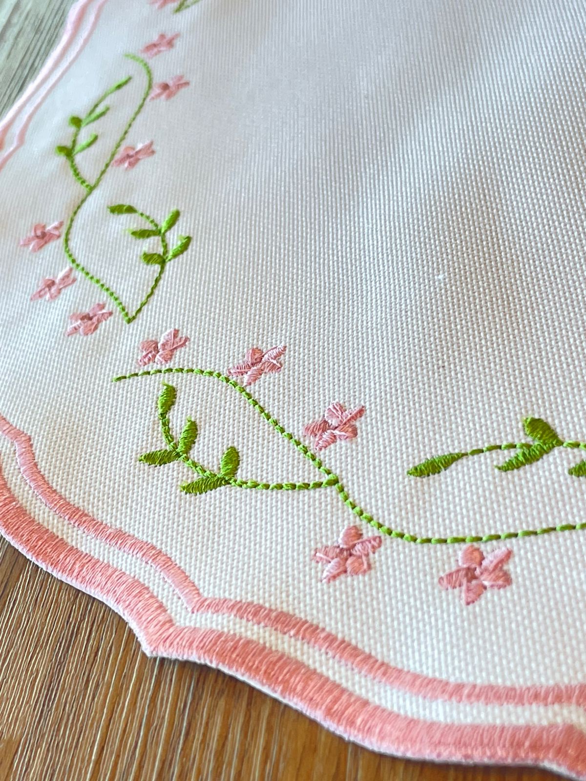 JOGO AMERICANO FLORIR BRANCO COM BORDA ROSA