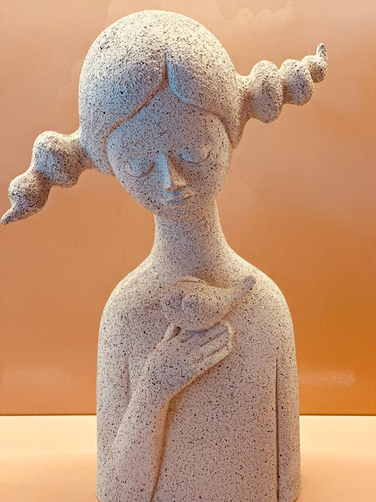 ESCULTURA MENINA PÁSSARO MÃO