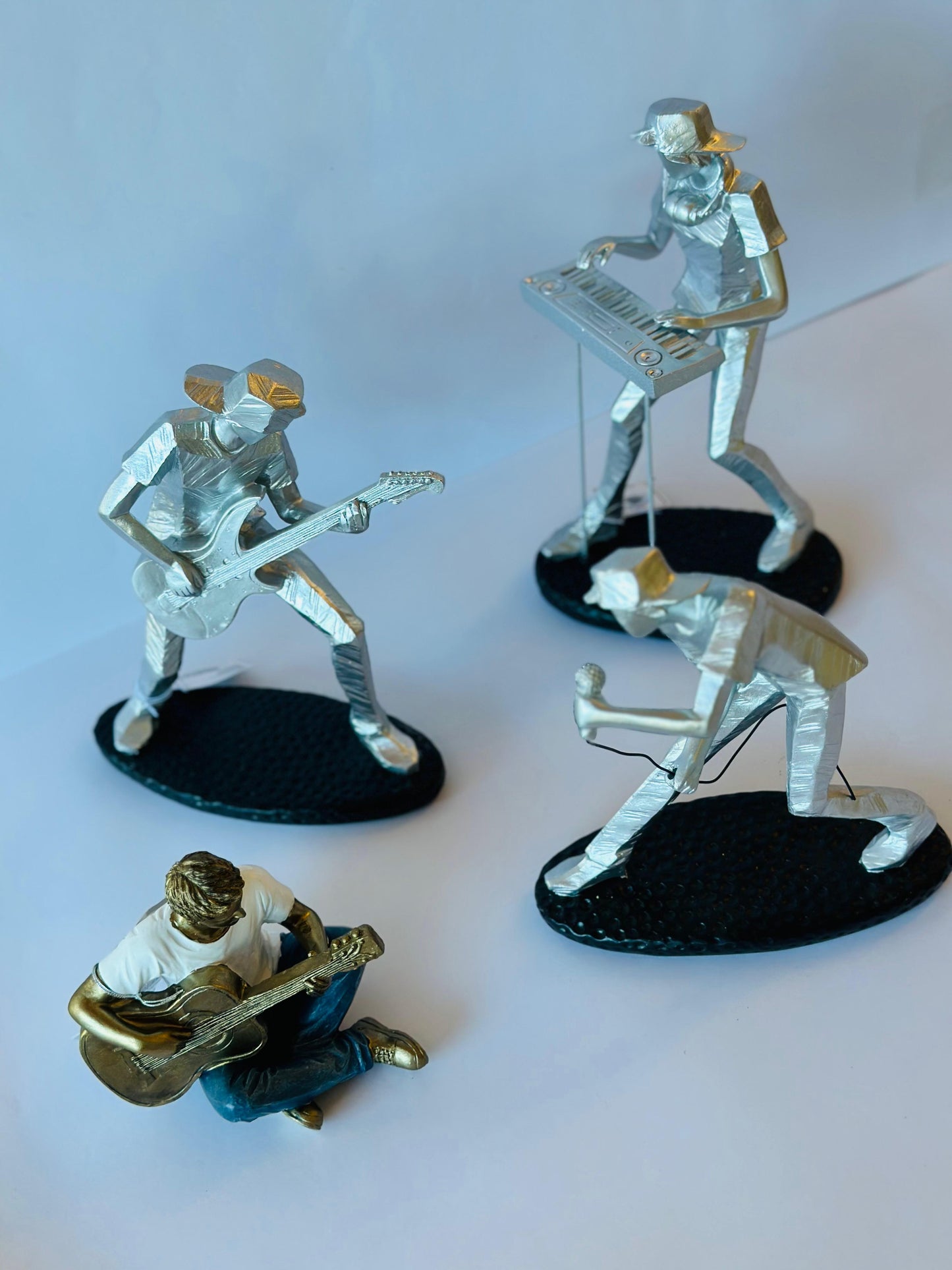 ESCULTURA HOMEM COM VIOLÃO