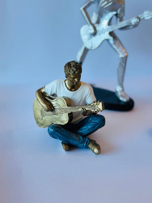 ESCULTURA HOMEM COM VIOLÃO