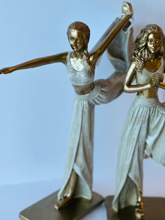 ESCULTURA MULHER YOGA SEGURANDO PÉS
