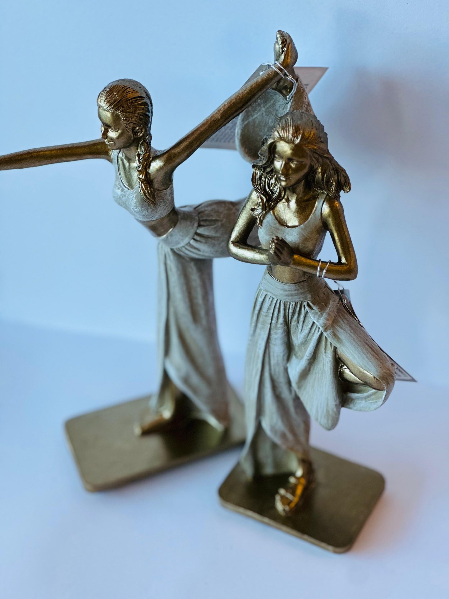 ESCULTURA MULHER YOGA SEGURANDO PÉS