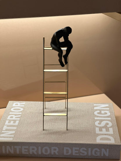 ESCULTURA HOMEM NA ESCADA