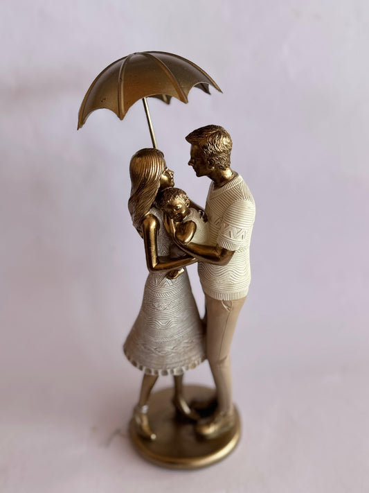 ESCULTURA CASAL COM BEBÊ