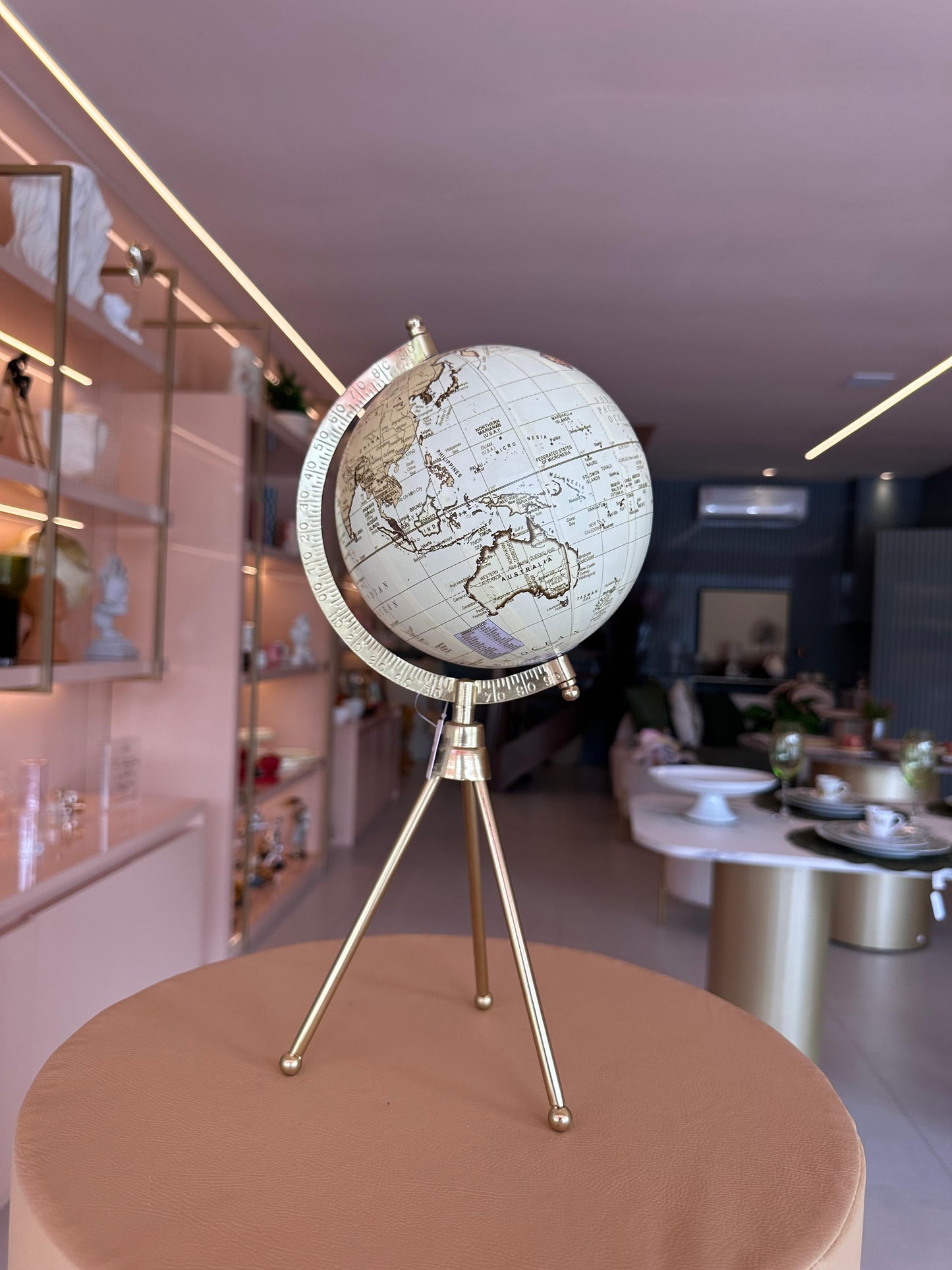 GLOBO COM PÉ DOURADO