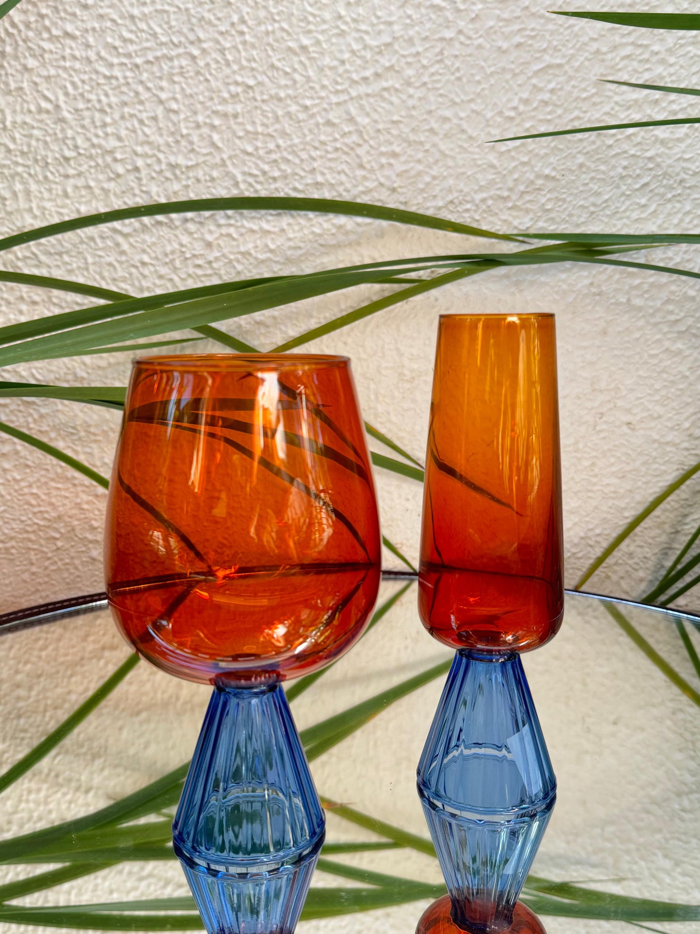 TAÇA DE VIDRO PARA ESPUMANTE BRISTOL LARANJA E AZUL 270ML