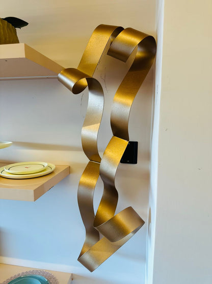 ESCULTURA EM METAL DOURADA