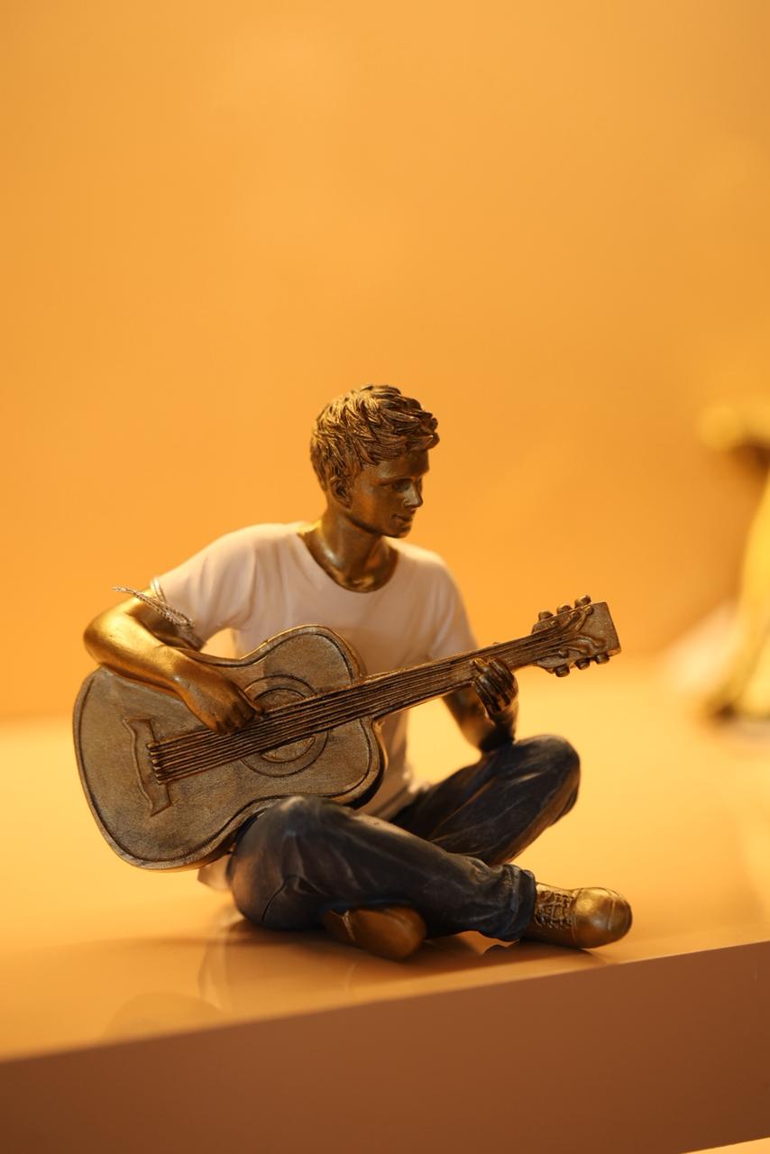 ESCULTURA HOMEM COM VIOLÃO